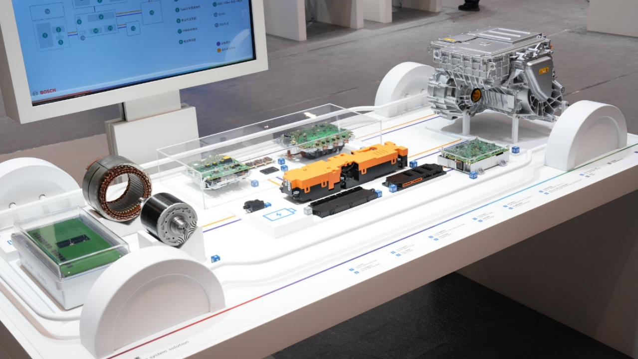 Sistem Penggerak Listrik Penuh Tumpukan, Integrasi Efisien – Bagian Elektrifikasi UAES di Pameran Mobil Beijing