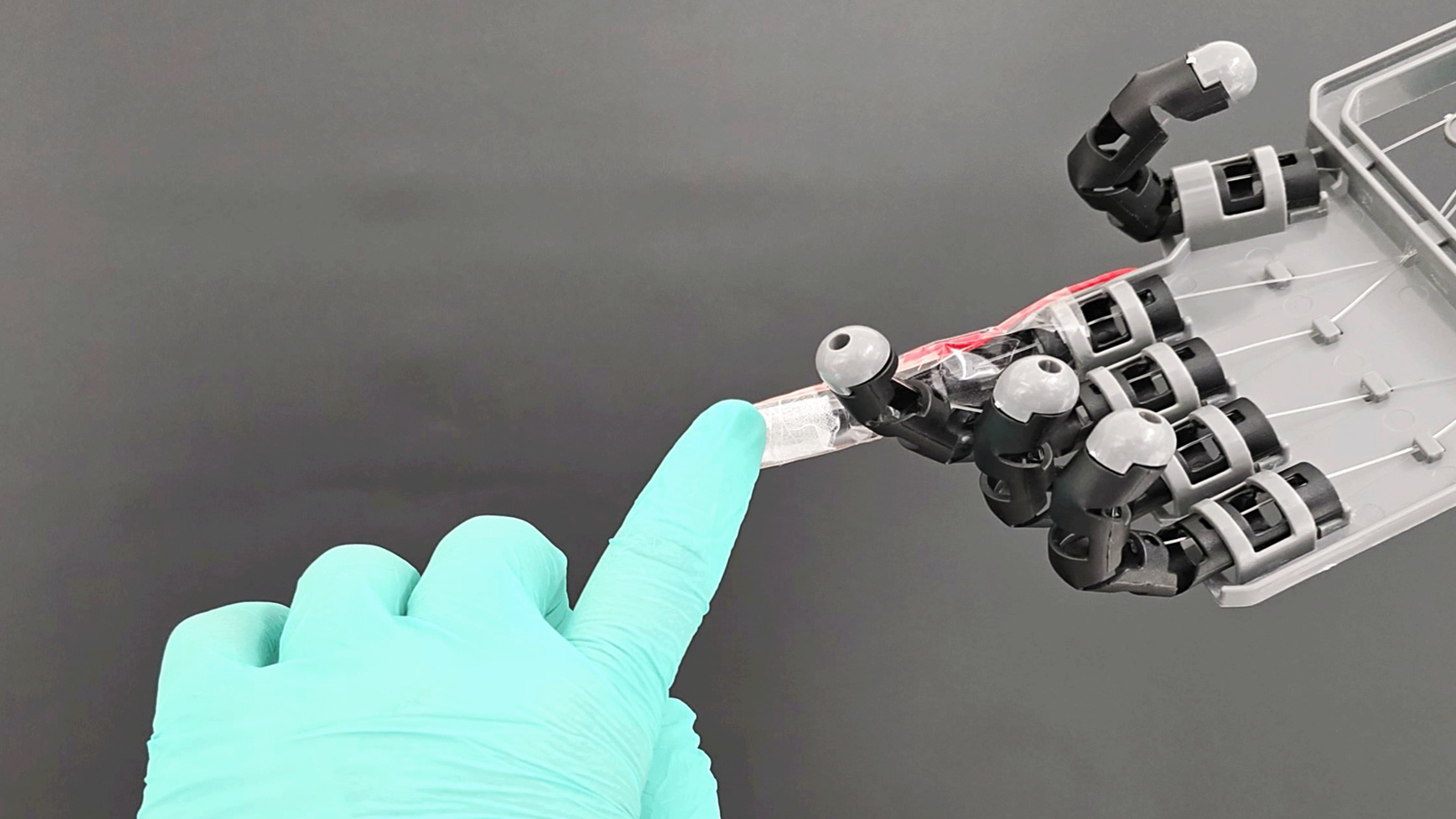 Universitas Turku Finlandia mengembangkan kulit elektronik yang dapat meregang, memungkinkan tangan robot merasakan sentuhan dan sinyal tekanan