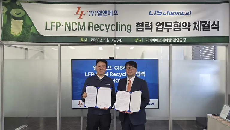 (Dari kiri) Direktur Eksekutif CIS Chemical, Kang Hyung-gil, dan Direktur Eksekutif L&F, Joo Jae-hyun