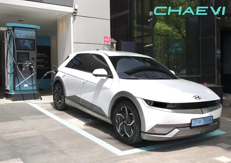 Kendaraan Ioniq 5 sedang melakukan pengisian PnC di stasiun pengisian CHAEVI
